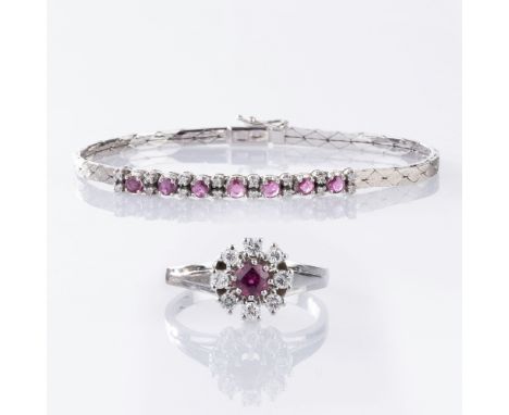 Rubin-Diamant Ring und Armband. 14 kt. WG, gest., ziseliert und poliert, MZ variierend:  H&amp;R und KH. Besatz mit insges. 8