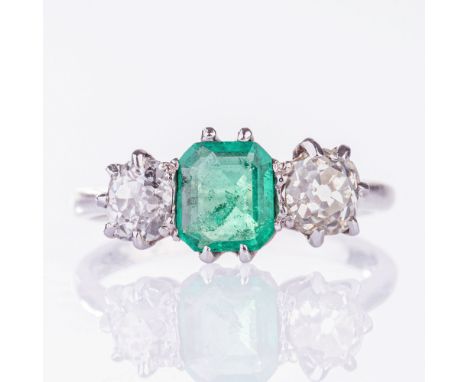 Smaragd-Ring mit Altschliffdiamanten. Um 1930. Platin mit WG, Altersspuren. Der Smaragd im Emerald Cut ca. 0,52 ct. (ca. 5,9 