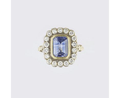 Ring mit natürlichem Ceylon Saphir und Brillant-Besatz. Um 1930. 14 kt. GG mit WG, gest. Der feinfarbige Ceylon Saphir im Eme
