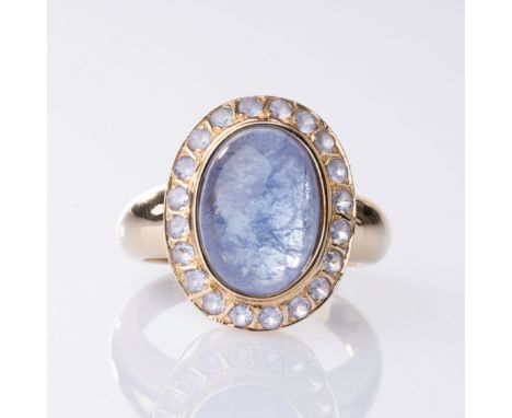Tansanit-Ring. 14 kt. GG, gest. Der zargengefasste Tansanit im Cabochon-Schliff ca. 6,50 ct. (ca. 13,8 x 10 x 5,4 mm). Mit 20