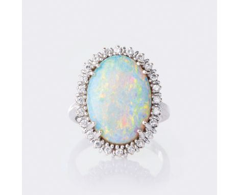 Opal-Brillant-Ring. 14 kt. WG, gest. Der ovale, helle Opal mit mehrfarbigem Farbspiel (ca. 17,5 x 12,2 mm) und 24 krappengefa