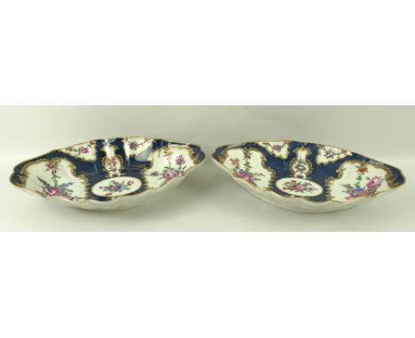 A pair of 18th century Worcester porcelain dishes of scalloped oval form, having underglazed cobalt blue scale ground, the re