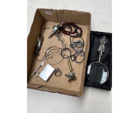 A tray of collectables including Zippo lighter, magnifying glass etc. 