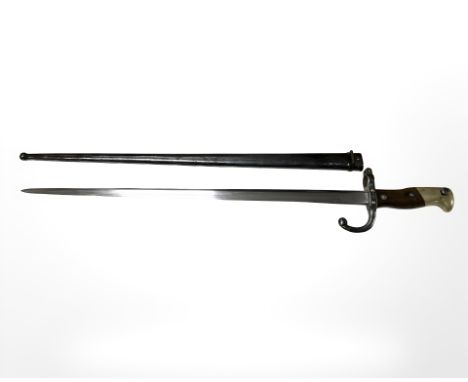 A French Gras Epee Modele 1874 bayonet with wood grips, in steel scabbard, manufactured by Armes de Chatellerault, 1876, blad