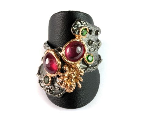 A Hana Maae designer 925 silver gilt ring set with two cabochon cut rubies and chrysophases, (R).