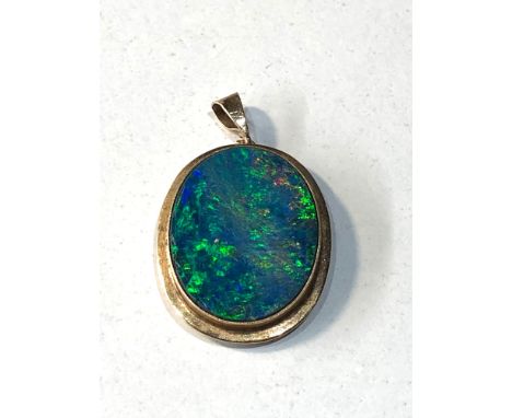 9ct gold framed opal pendant measures approx 2.3cm by 2cm,&nbsp;this item is in overall good condition, we are unable to guar