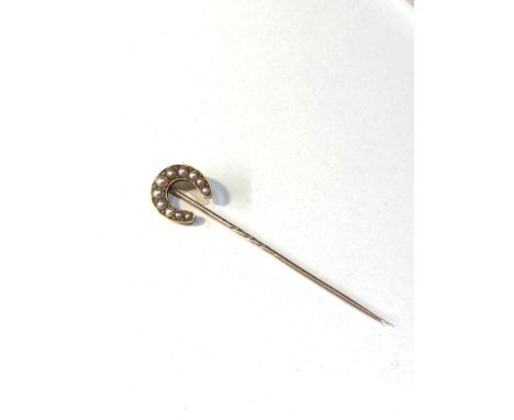 Antique gold horse shoe &amp; seed-pearl stick pin measures approx 7.5cm long head 18ct and pin 9ct gold pin xrt weight 3.4g 