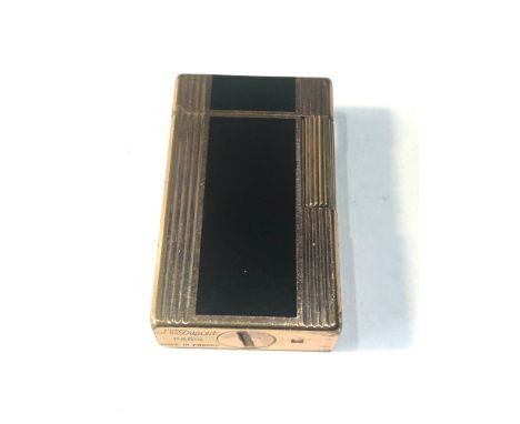 Vintage Dupont cigarette lighter,&nbsp;this lighter is in good overall condition, age related wear and marks, lighter strikes