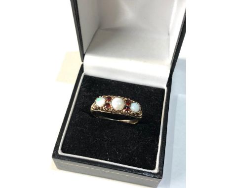 9ct gold opal and garnet dess ring weight 2.7g 