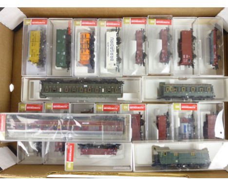 A collection of Fleischmann HO gauge carriages, locomotives, boxed cars etc. (21)