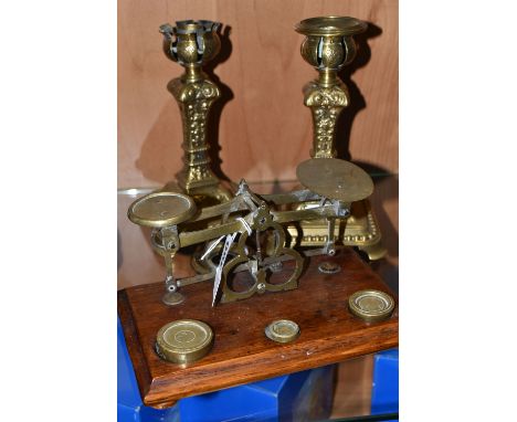 A SET OF BRASS POSTAL SCALES, comprising scales set on an oak plinth with 4oz, 2oz and 1.5 oz brass weights, together with a 