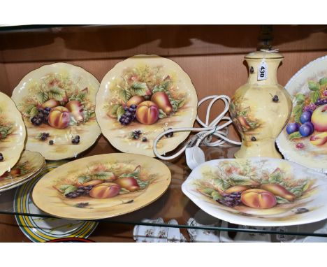 A COLLECTION OF AYNSLEY 'ORCHARD GOLD' PATTERN CABINET PLATE AND A TABLE LAMP, comprising a lamp base, height 30cm to top of 