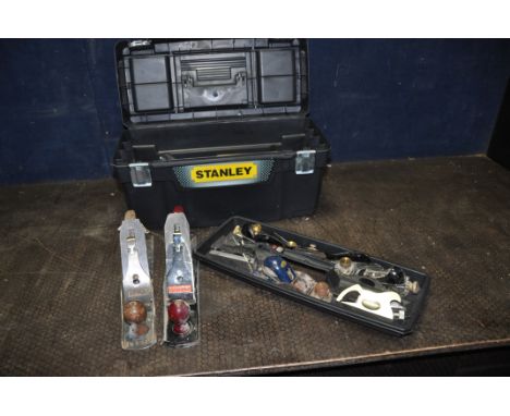 A STANLEY TOOLBOX CONTAINING WOOD PLANES including a Record No5 and  a No 0110, Stanley No90, 13-052 set and a spokeshave, Wi