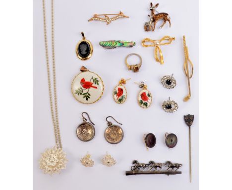 A small quantity of costume jewellery to include yellow metal brooches, a gold plated tie clip modelled as a golf club, a fur