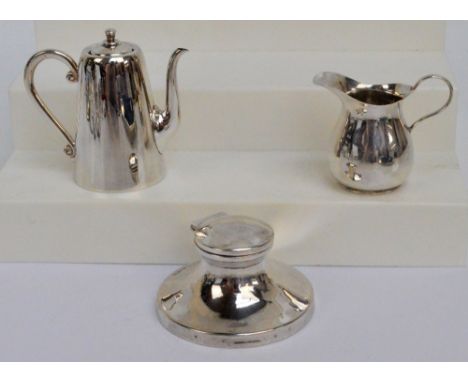 An Edward VII hallmarked silver baluster cream jug of small proportions with loop handle, William Devenport, Birmingham 1907,