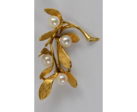 An 18ct yellow gold and cultured pearl set leaf moulded brooch, length approx 3.5cm, approx 4.6g.