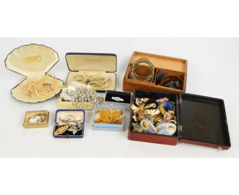 A quantity of costume jewellery to include predominantly brooches including an Italian yellow metal mounted micromosaic bar b