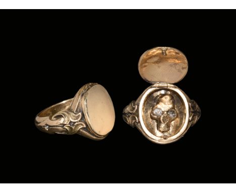 18th century AD. A D-section gold hoop with scrolled leaf and bracket detail to the shoulders and plaque, domed lid hinged ab
