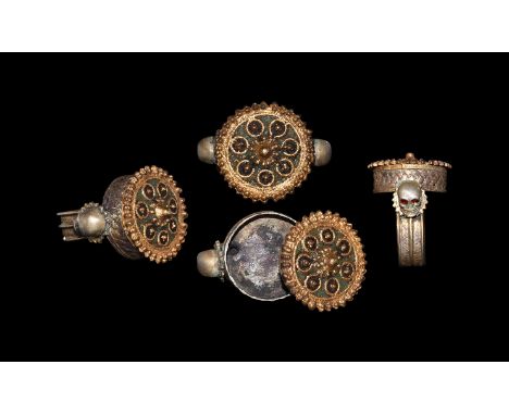 18th-19th century AD. A silver-gilt ring with chevron patterned shank with central rib; drum-shaped bezel with chevron patter
