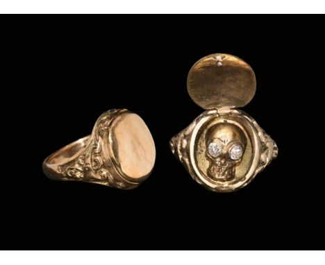 18th century AD. A D-section gold hoop with scrolled leaf and tendril detail to the shoulders and plaque, domed lid hinged ab