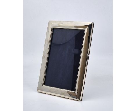 A David Linley silver and mahogany rectangular easel back photograph frame, stamped D Linley makers mark, Sheffield 2017, 18.