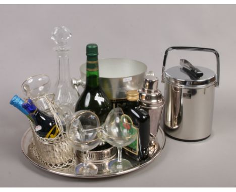 A mixed cocktails and drinks lot to include advertising ice bucket, wine pourer, cocktail shaker, Babycham glasses and alcoho