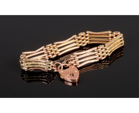 A George V 9ct gold gate bracelet with textured links and heart shaped padlock clasp, 14.6 grams.