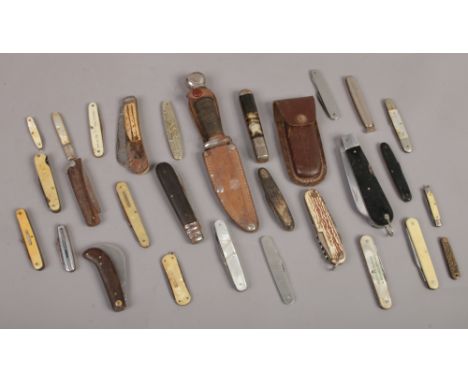 A tray of assorted pocket knives, multi tool knives and a sheathed hunting knife.