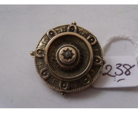 Circular embossed gold pearl set target brooch   