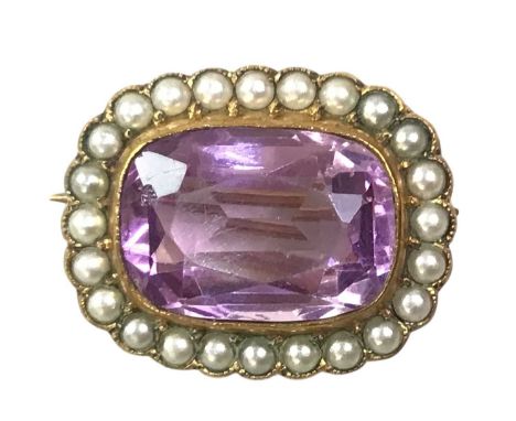 YELLOW METAL BROOCH, set with amethyst and seed pearl