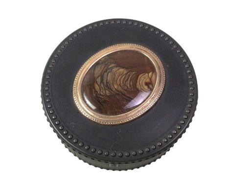 MID - LATE 20TH CENTURY SNUFF/PILL BOX, of circular form, the lid set with agate, the body with stud borders6cm wide 