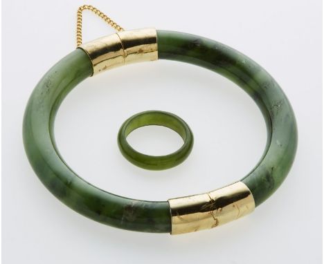 2-tlg. Nephrit-Garnitur.Nepfhrit/vergoldete Schließe u. -Scharnier. Best. aus: Ring u. Armreif. Sicherheitskette vorhanden. R