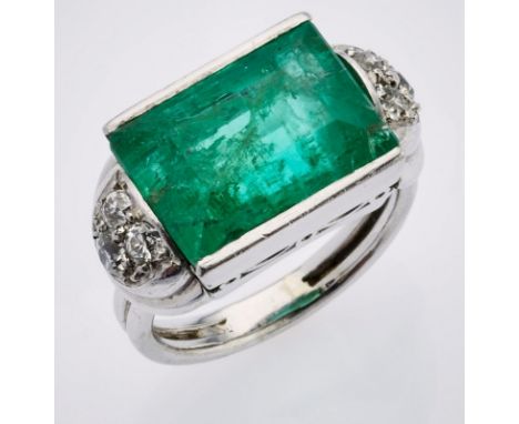 Smaragd-Ring um 193018 kt WG, besetzt mit 1 Smaragd von ca. 3 ct im Treppenschliff, flankiert von diamantbesetzten Schultern 