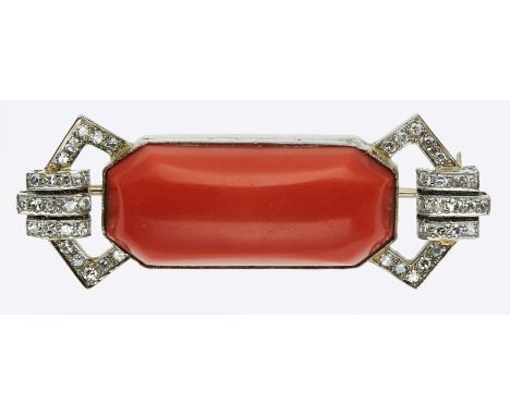 Art-Déco-Korallen-Nadel um 1925.18 kt WG, besetzt m. 1 achteckigen Korallen- Cabochon u. 46 kl. Achtkant-Diamanten. L 4,8 cm.