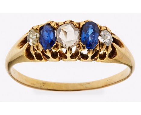 Kl. Saphir-Diamant-Ring um 1900.14 kt GG, besetzt m. 3 kl. Diamant-Rosen u. 2 kl. oval facett. Saphiren. RG 50. Insg. 1,6 g. 