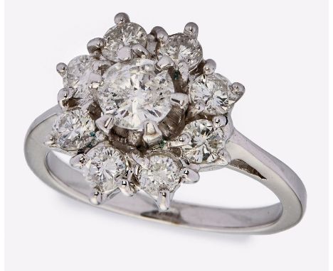 Kl. Brillant-Ring.14 kt WG, mittig besetzt m. 1 Brillant v. ca. 0,30 ct (piqué) umgeben v. 8 kl. Brillanten v. zus. ca. 0,80 