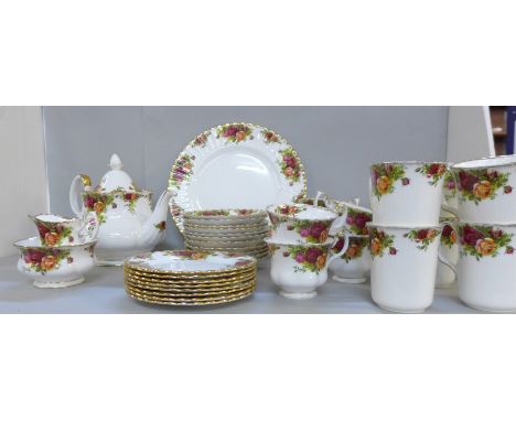 A Royal Albert Old Country Roses tea service, tea pot with small chip to inner rim, gilding worn on cups 