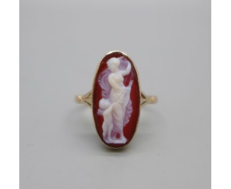 A hardstone cameo ring, tests as 9ct gold, 2g, P 