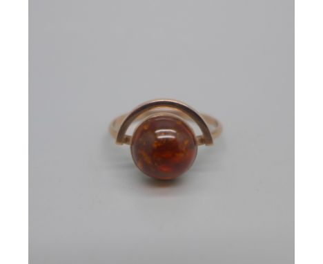 A 9ct gold and amber ring, 1.7g, N 