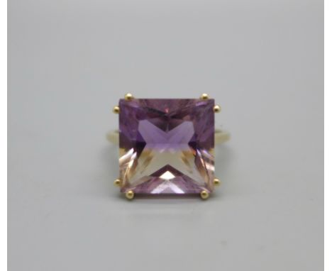 A 9ct gold ring set with a purple stone, 4.1g, N 