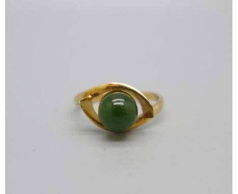 An 18ct gold and jade ring, 3.1g, N 