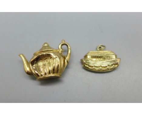 A 9ct gold teapot charm and a 9ct gold boat charm, 2.8g, dented 