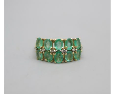 A 9ct gold ring set with green stones, 2.2g, N 