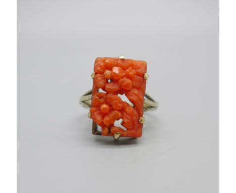 A 9ct gold and carved coral ring, a/f, 2.8g, M 