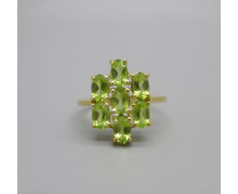 A silver gilt and peridot cluster ring, O 