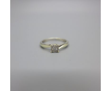 A 9ct white gold, diamond cluster ring, 1.7g, K 