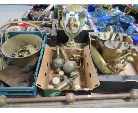 THREE TRAYS OF METAL WARE ETC TO INCLUDE A LION DOOR KNOCKER, BRASS WATERING CANS ETC TOGETHER WITH A GILT METAL MOUNTED EWER