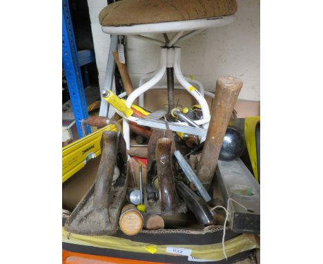 A TRAY OF TOOLS AND AN ADJUSTABLE VINTAGE STOOL