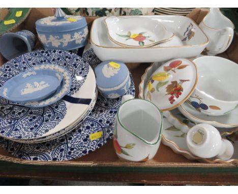 TRAY OF CERAMICS TO INCLUDE WEDGWOOD JASPER WARE, ROYAL WORCESTER EVESHAM ETC 