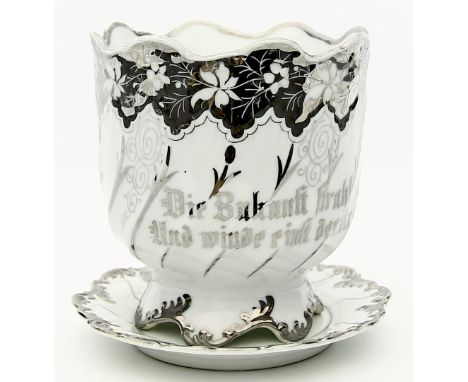 Jugendstil-Skulptur "Hund", Deckeldose, Vase, Cachepot und Untersetzer. a) Keramik. Naturalistische Unterglasurbemalung. Glas